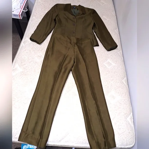Ann Taylor silk Pant suit in a ladies size 2 with a 26&quot; inseam.