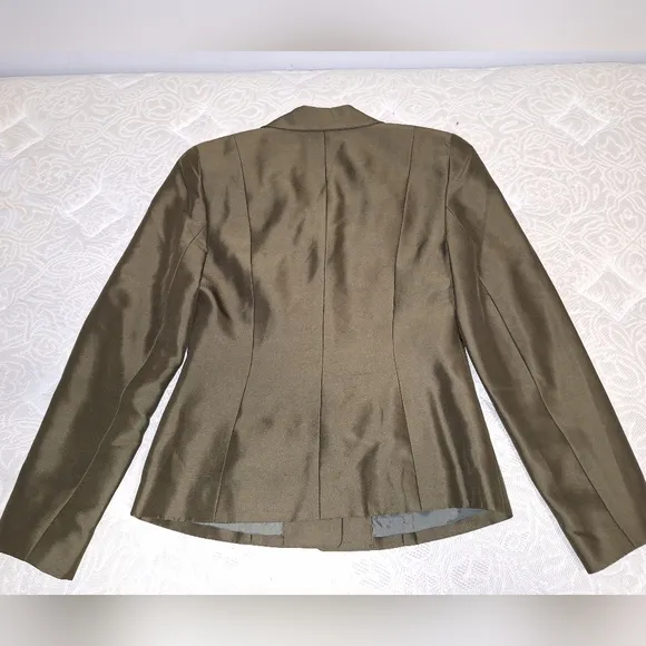 Ann Taylor silk Pant suit in a ladies size 2 with a 26&quot; inseam.