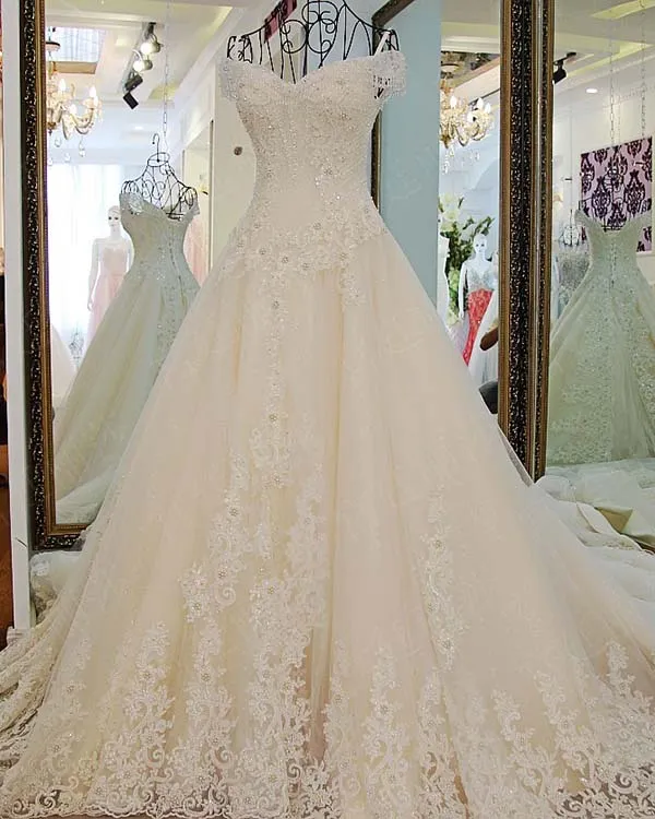 Gorgeous 2018 Ball Gown Wedding Dresses with Long Train Sparkly Lace Wedding Gowns Beaded